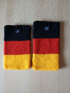 Handgehäkelte Handyhülle in Deutschlandfarben – mit praktischem Knopfverschluss – in zwei Größen: 10 x 16 cm und 10 x 18 cm