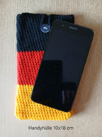 Handgehäkelte Handyhülle in Deutschlandfarben – mit praktischem Knopfverschluss – in zwei Größen: 10 x 16 cm und 10 x 18 cm