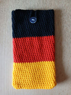 Handgehäkelte Handyhülle in Deutschlandfarben – mit praktischem Knopfverschluss – in zwei Größen: 10 x 16 cm und 10 x 18 cm