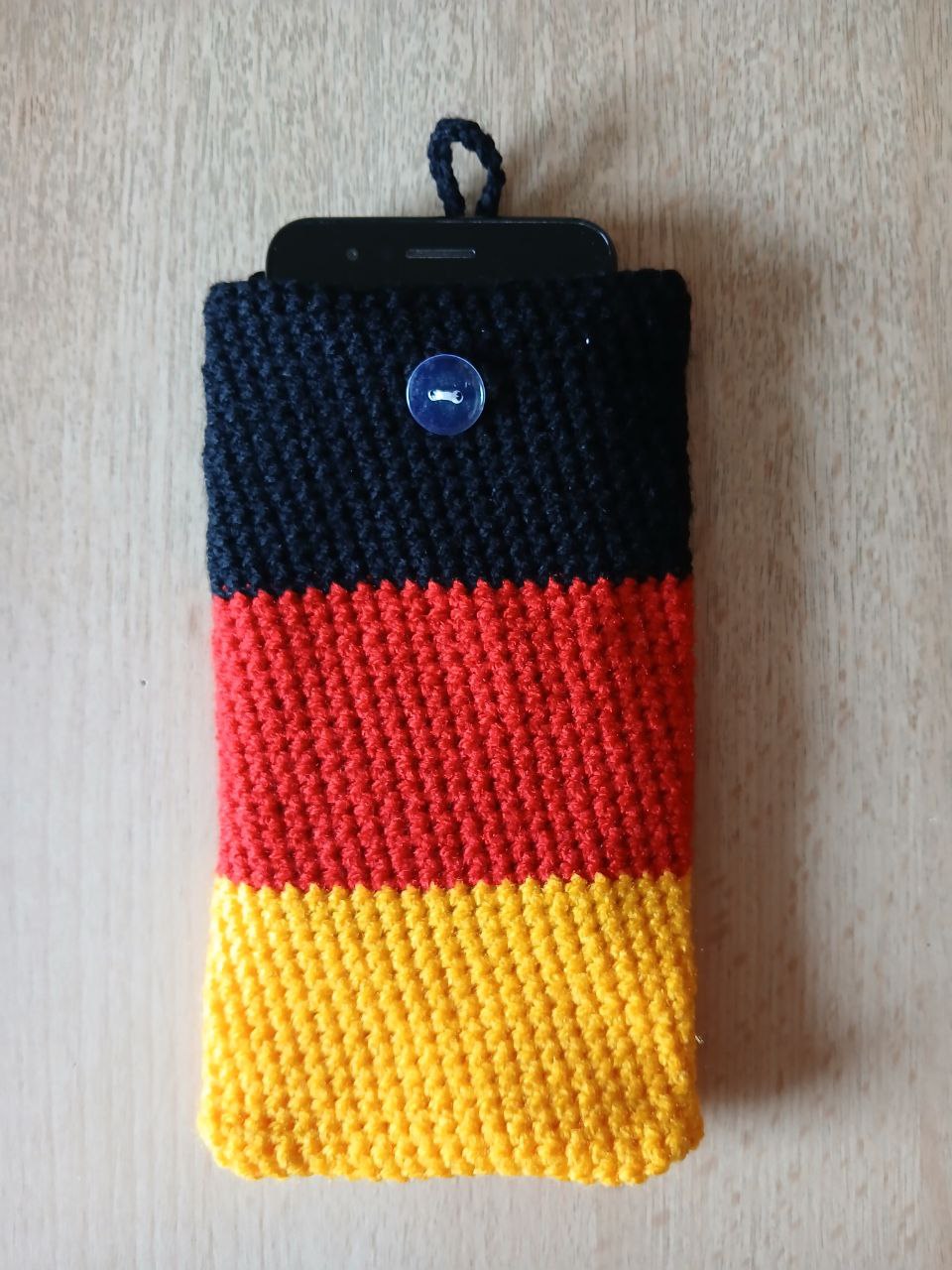 Handgehäkelte Handyhülle in Deutschlandfarben – mit praktischem Knopfverschluss – in zwei Größen: 10 x 16 cm und 10 x 18 cm