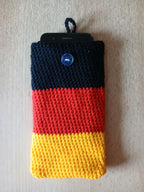 Handgehäkelte Handyhülle in Deutschlandfarben – mit praktischem Knopfverschluss – in zwei Größen: 10 x 16 cm und 10 x 18 cm