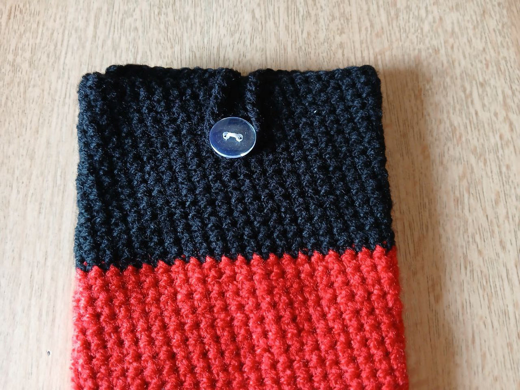 Handgehäkelte Handyhülle in Deutschlandfarben – mit praktischem Knopfverschluss – in zwei Größen: 10 x 16 cm und 10 x 18 cm