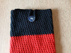 Handgehäkelte Handyhülle in Deutschlandfarben – mit praktischem Knopfverschluss – in zwei Größen: 10 x 16 cm und 10 x 18 cm