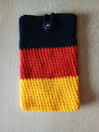 Handgehäkelte Handyhülle in Deutschlandfarben – mit praktischem Knopfverschluss – in zwei Größen: 10 x 16 cm und 10 x 18 cm