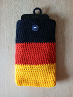 Handgehäkelte Handyhülle in Deutschlandfarben – mit praktischem Knopfverschluss – in zwei Größen: 10 x 16 cm und 10 x 18 cm