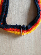 Handgehäkelte Tasche in Deutschlandfarben – mit abnehmbarem, größenverstellbarem Gurt (3 x 110 cm) & praktischem Kordelzug – ca. 19 x 26 cm