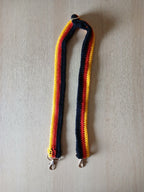 Handgehäkelte Tasche in Deutschlandfarben – mit abnehmbarem, größenverstellbarem Gurt (3 x 110 cm) & praktischem Kordelzug – ca. 19 x 26 cm