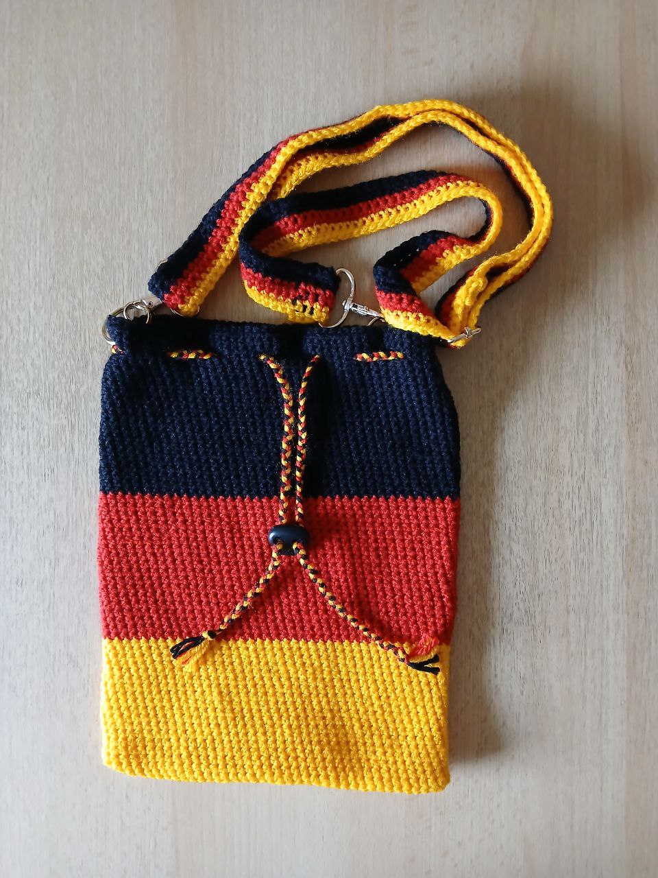Handgehäkelte Tasche in Deutschlandfarben – mit abnehmbarem, größenverstellbarem Gurt (3 x 110 cm) & praktischem Kordelzug – ca. 19 x 26 cm
