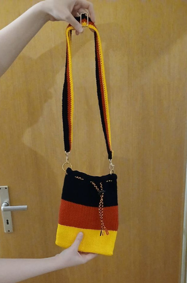 Handgehäkelte Tasche in Deutschlandfarben – mit abnehmbarem, größenverstellbarem Gurt (3 x 110 cm) & praktischem Kordelzug – ca. 19 x 26 cm