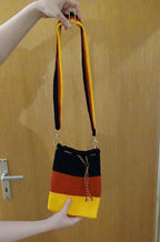 Handgehäkelte Tasche in Deutschlandfarben – mit abnehmbarem, größenverstellbarem Gurt (3 x 110 cm) & praktischem Kordelzug – ca. 19 x 26 cm