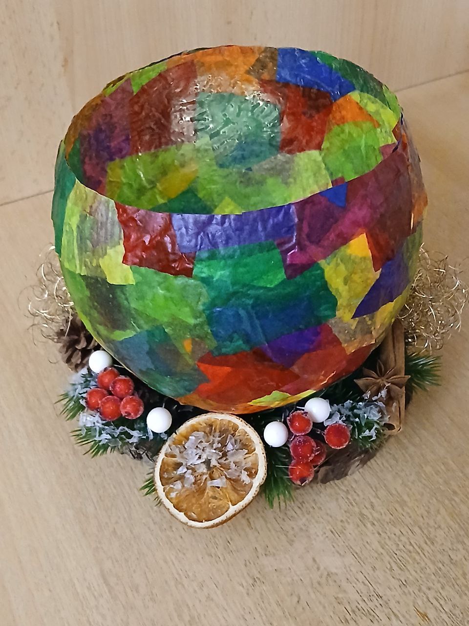 Winterliche Lichtkugel auf Naturholzscheibe mit Tannenzweigen & winterliche Deko-Elementen – Stimmungsvolle Tischlaterne für die Adventszeit