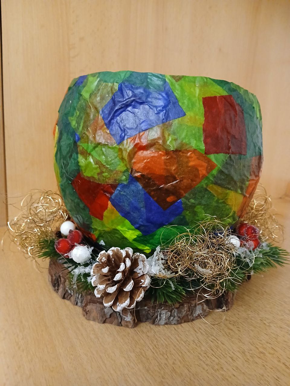 Winterliche Lichtkugel auf Naturholzscheibe mit Tannenzweigen & winterliche Deko-Elementen – Stimmungsvolle Tischlaterne für die Adventszeit