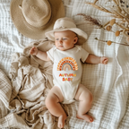 Liebevoller Herbstbaby-Strampler, Herbst-Strampler, Geburt im goldenen Herbst, Autumn Baby-Strampler, Strampler mit herbstlichen Regenbogen