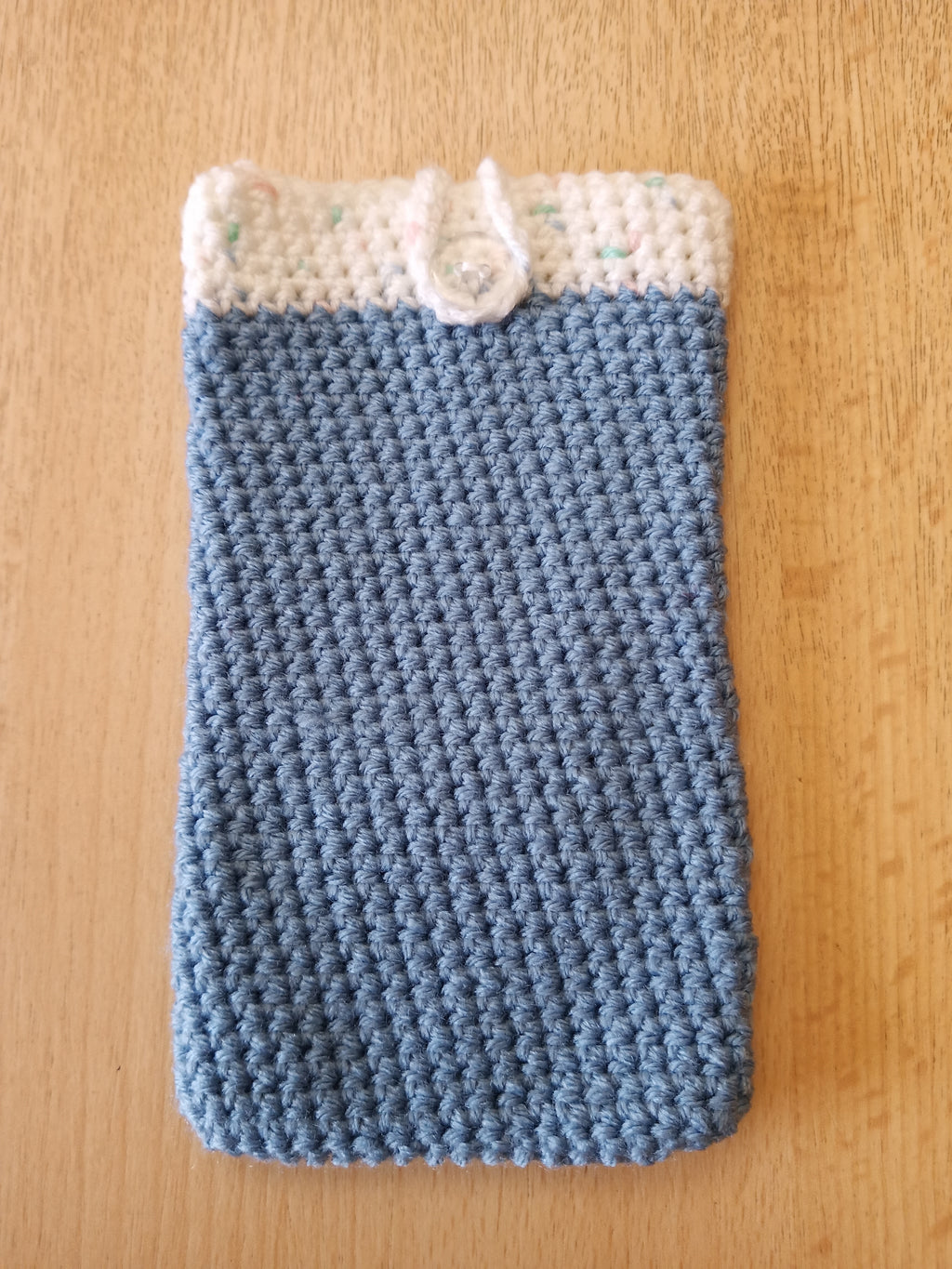 Handgehäkelte Handyhülle mit praktischem Knopfverschluss – 10 x 16 cm – in verschiedenen Farben klein