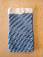 Handgehäkelte Handyhülle mit praktischem Knopfverschluss – 10 x 16 cm – in verschiedenen Farben klein