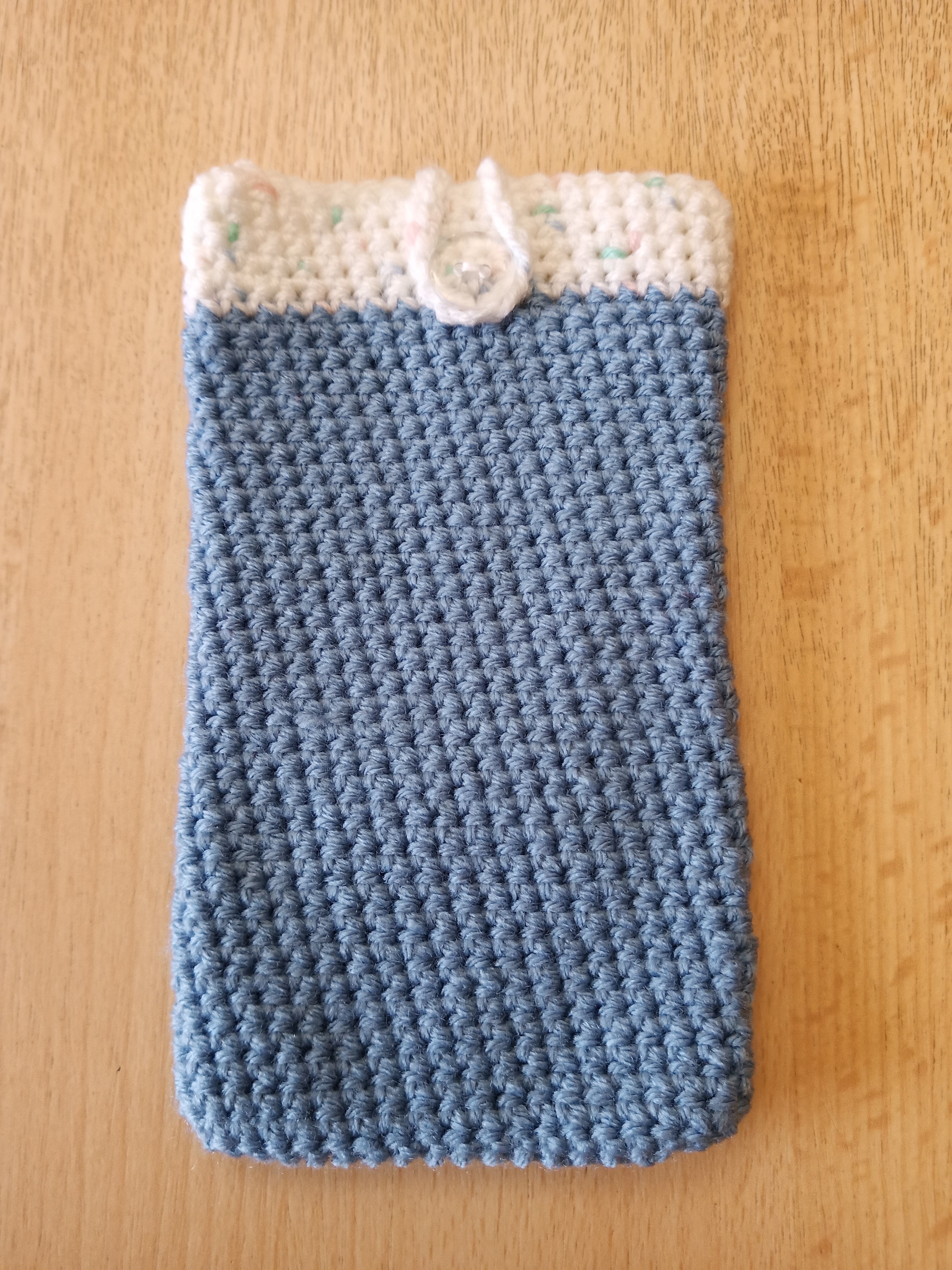 Handgehäkelte Handyhülle mit praktischem Knopfverschluss – 10 x 16 cm – in verschiedenen Farben klein