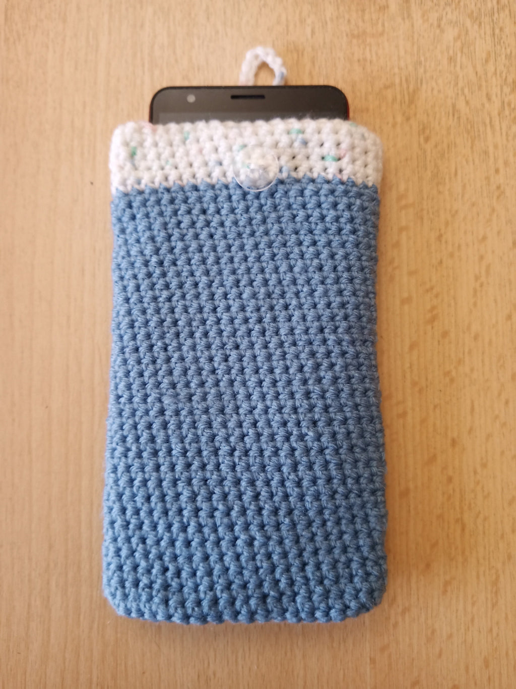 Handgehäkelte Handyhülle mit praktischem Knopfverschluss – 10 x 16 cm – in verschiedenen Farben klein