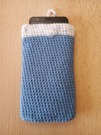 Handgehäkelte Handyhülle mit praktischem Knopfverschluss – 10 x 16 cm – in verschiedenen Farben klein
