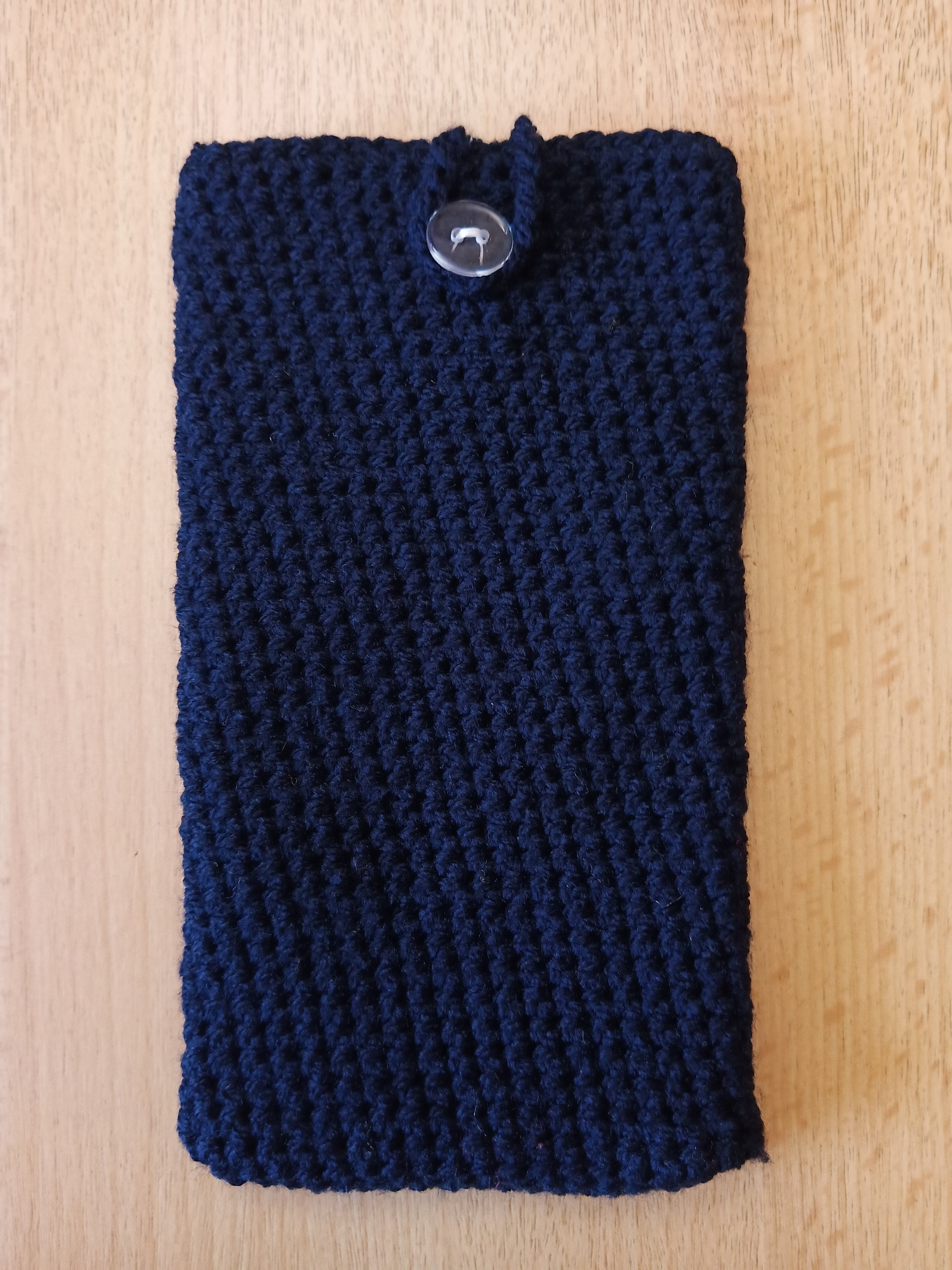 Handgehäkelte Handyhülle mit praktischem Knopfverschluss – 10 x 18 cm – in verschiedenen Farben