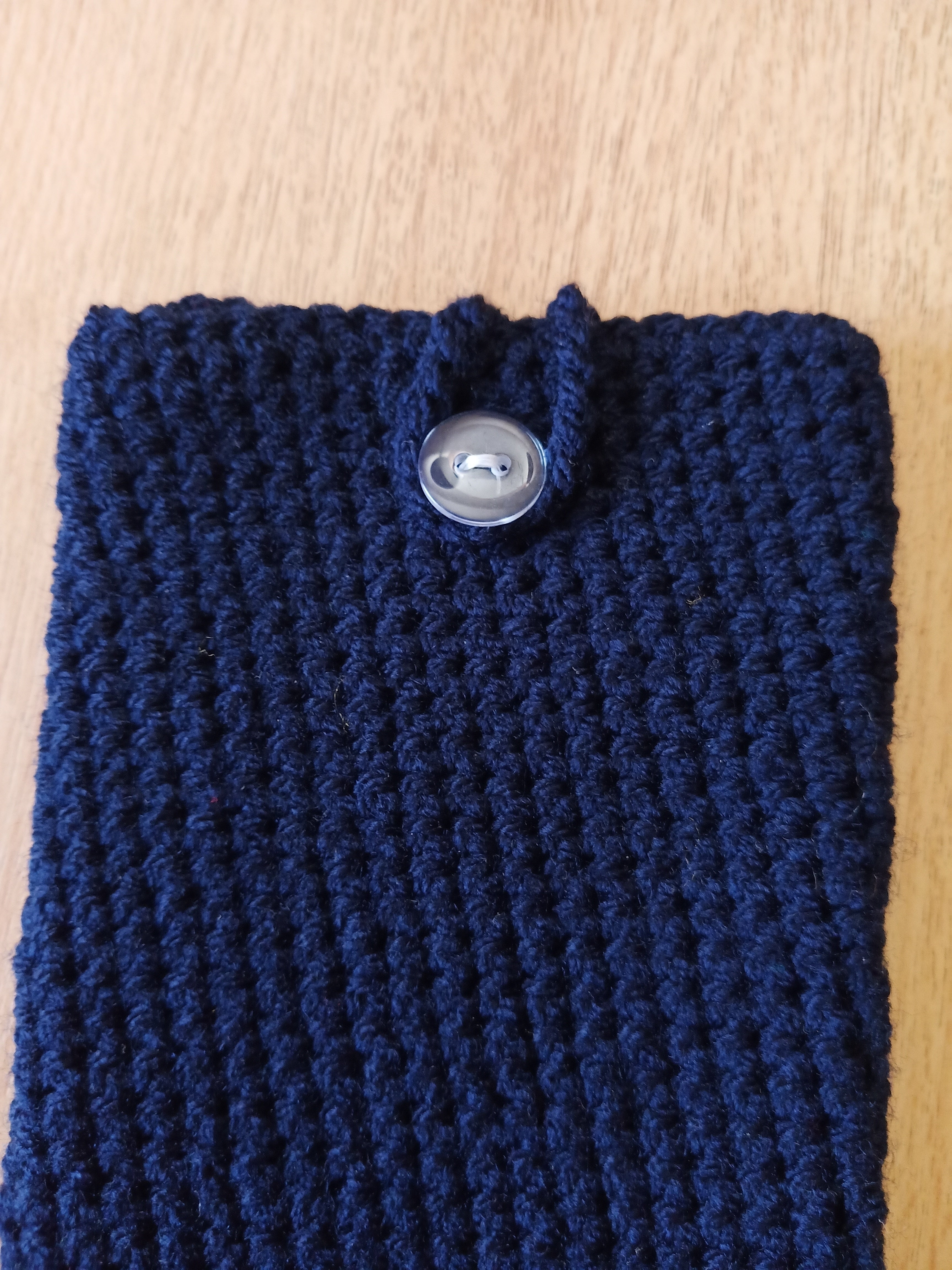 Handgehäkelte Handyhülle mit praktischem Knopfverschluss – 10 x 18 cm – in verschiedenen Farben