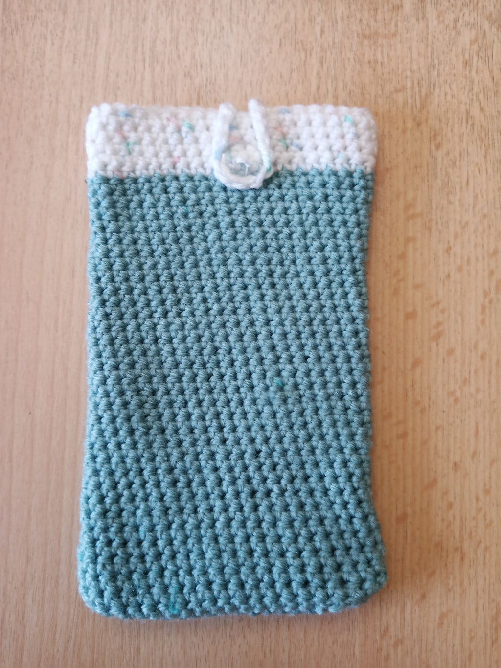 Handgehäkelte Handyhülle mit praktischem Knopfverschluss – 10 x 16 cm – in verschiedenen Farben klein