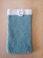 Handgehäkelte Handyhülle mit praktischem Knopfverschluss – 10 x 16 cm – in verschiedenen Farben klein