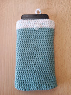 Handgehäkelte Handyhülle mit praktischem Knopfverschluss – 10 x 16 cm – in verschiedenen Farben klein