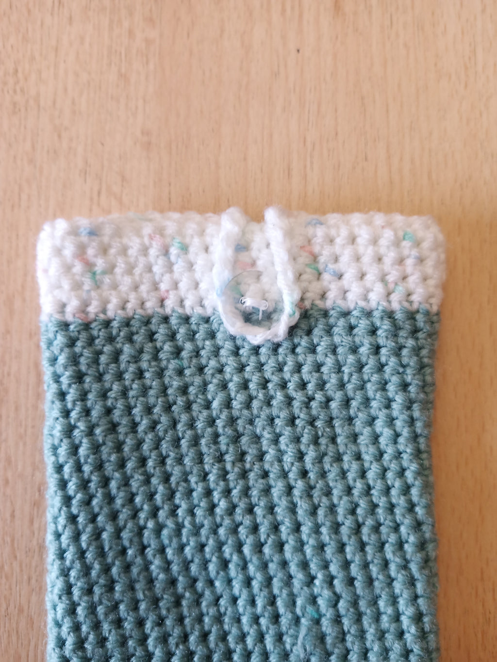 Handgehäkelte Handyhülle mit praktischem Knopfverschluss – 10 x 16 cm – in verschiedenen Farben klein