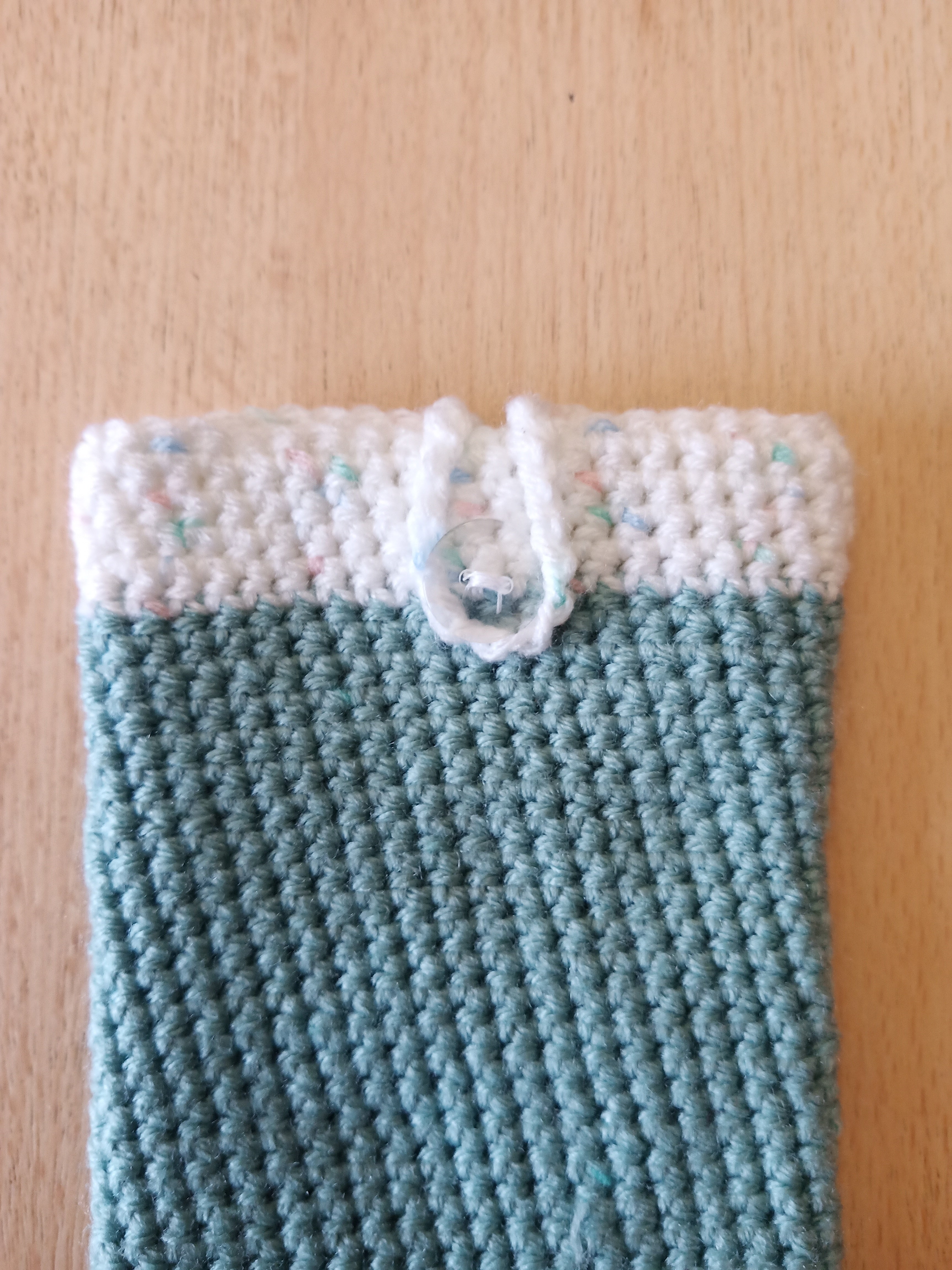 Handgehäkelte Handyhülle mit praktischem Knopfverschluss – 10 x 16 cm – in verschiedenen Farben klein
