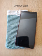 Handgehäkelte Handyhülle mit praktischem Knopfverschluss – 10 x 16 cm – in verschiedenen Farben klein