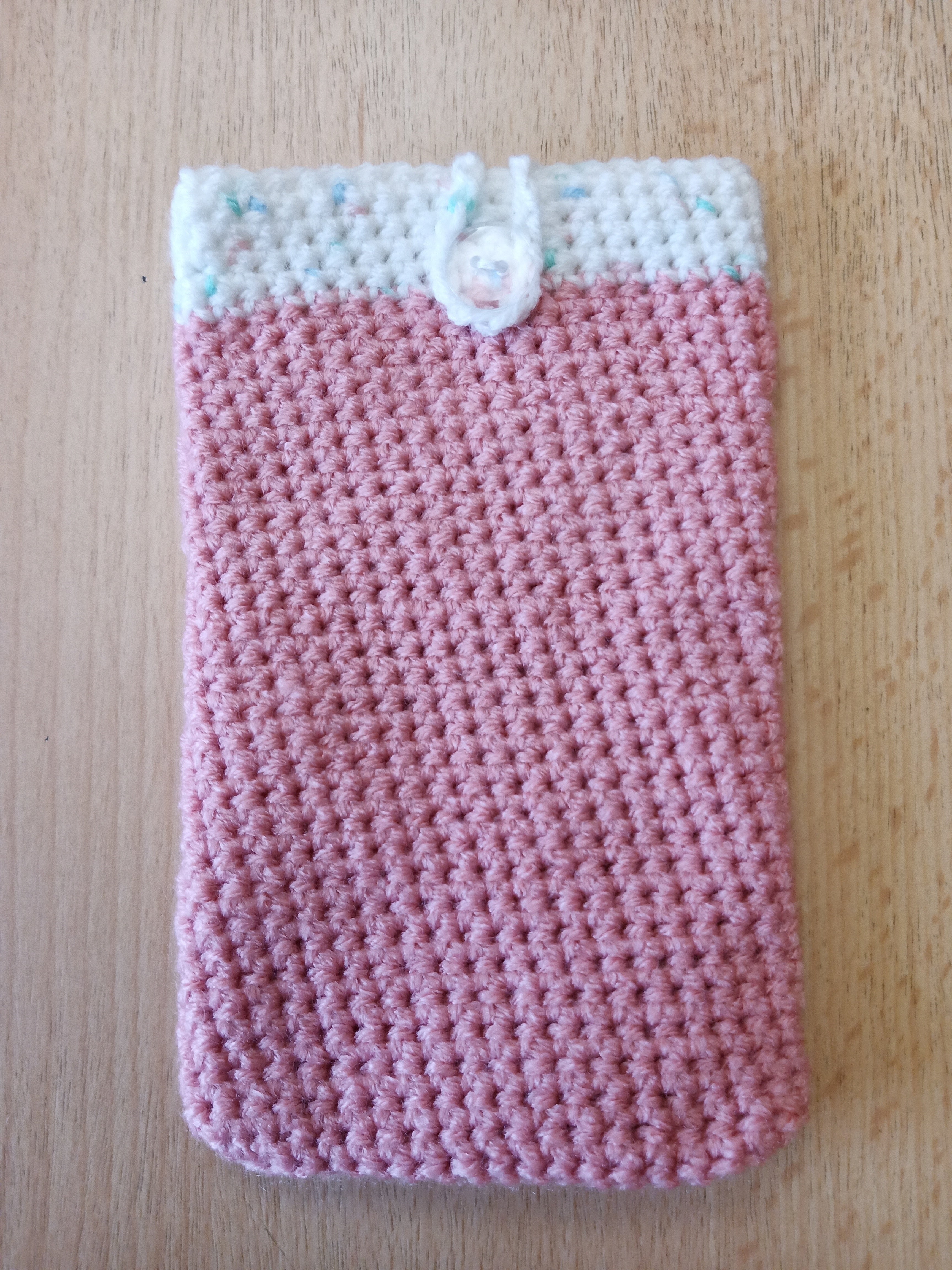 Handgehäkelte Handyhülle mit praktischem Knopfverschluss – 10 x 16 cm – in verschiedenen Farben klein