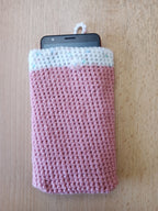 Handgehäkelte Handyhülle mit praktischem Knopfverschluss – 10 x 16 cm – in verschiedenen Farben klein
