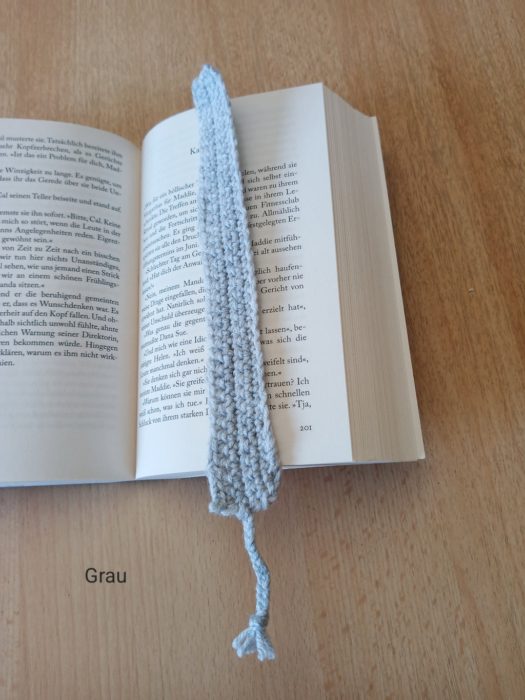 Hand-crocheted bookmark with braided ribbon – 2 x 25 cm – in various colors