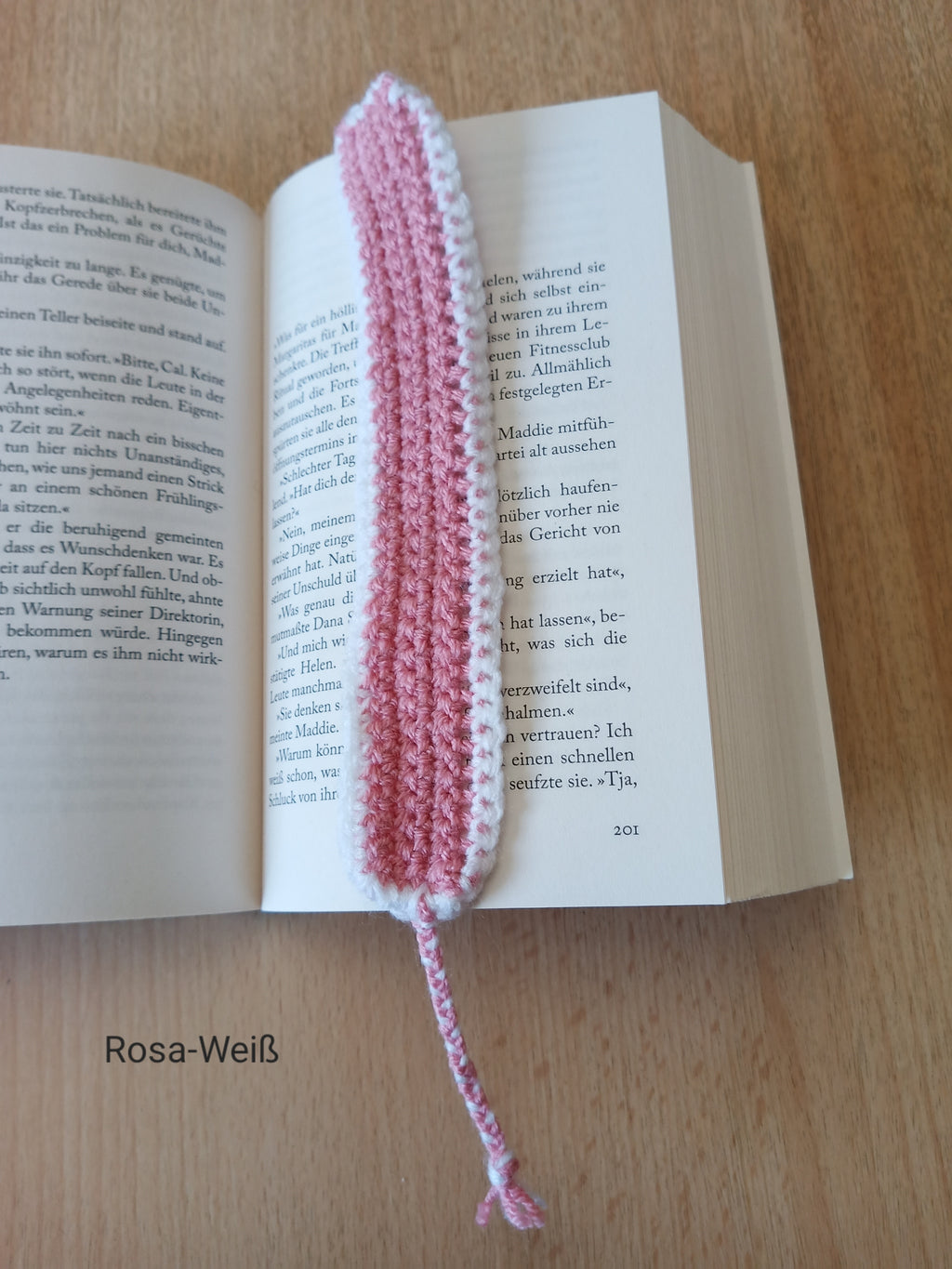 Hand-crocheted bookmark with braided ribbon – 2 x 25 cm – in various colors