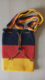Handgehäkelte Tasche in Deutschlandfarben – mit abnehmbarem, größenverstellbarem Gurt (3 x 110 cm) & praktischem Kordelzug – ca. 19 x 26 cm