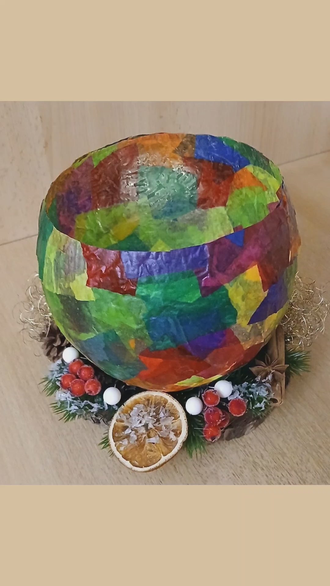 Winterliche Lichtkugel auf Naturholzscheibe mit Tannenzweigen & winterliche Deko-Elementen – Stimmungsvolle Tischlaterne für die Adventszeit