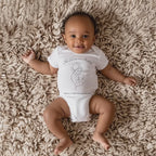 Liebevoller Baby-Strampler zum ersten Muttertag, Baby-Strampler mit Lineart-Design, wunderschönes Lineart-Motiv Strampler, Erinnerungsstück