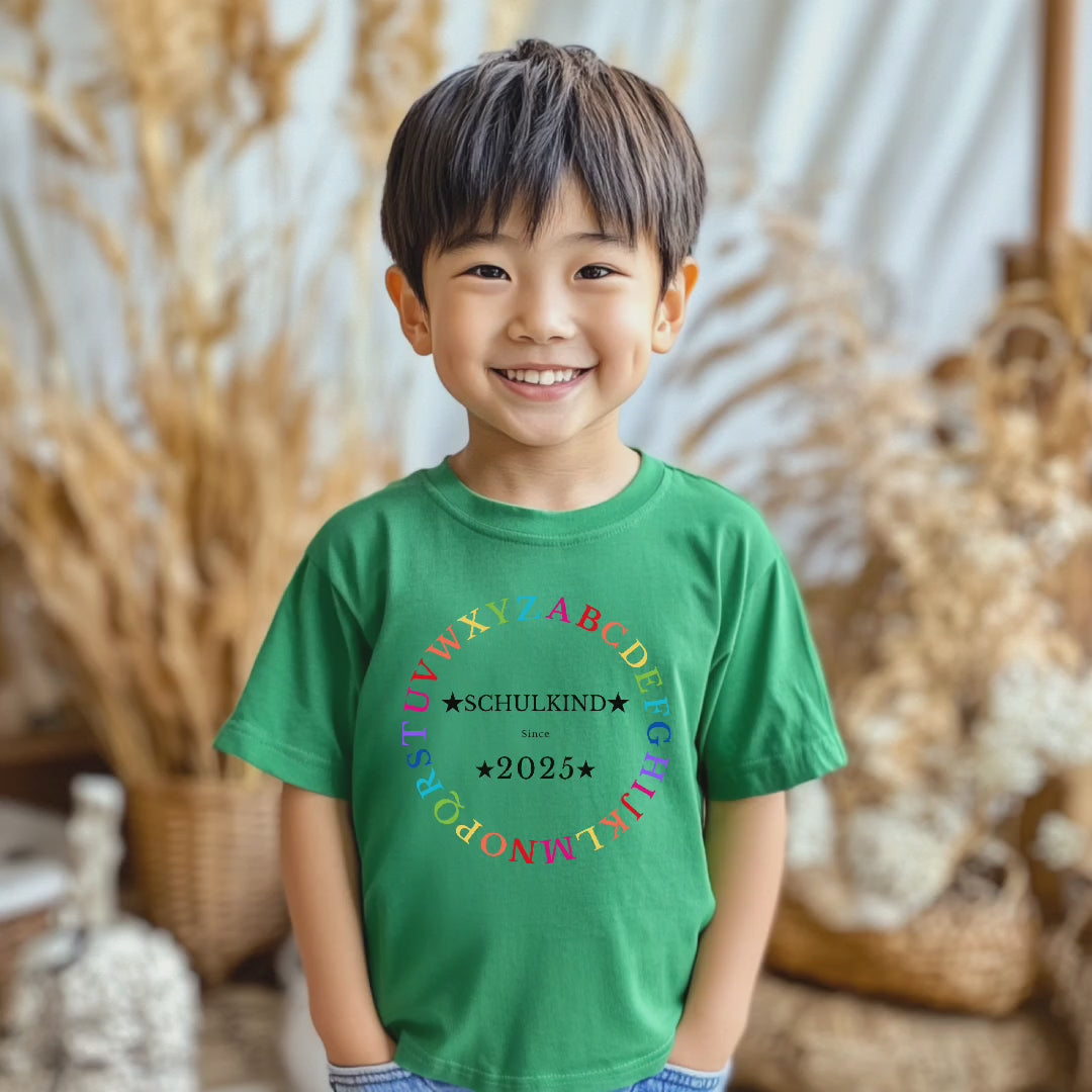 Einzigartiges Kinder-Shirt mit bunten Alphabet, liebevolles Kinder-Shirt mit Alphabet, Schulkind-Since-2025-Shirt, Statement-Print