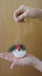 Winterliche Weihnachtskugeln Schneeball mit Tannenzweigen und roten Beeren im 2er Set – Frostige Christbaumkugeln für den Weihnachtsbaum