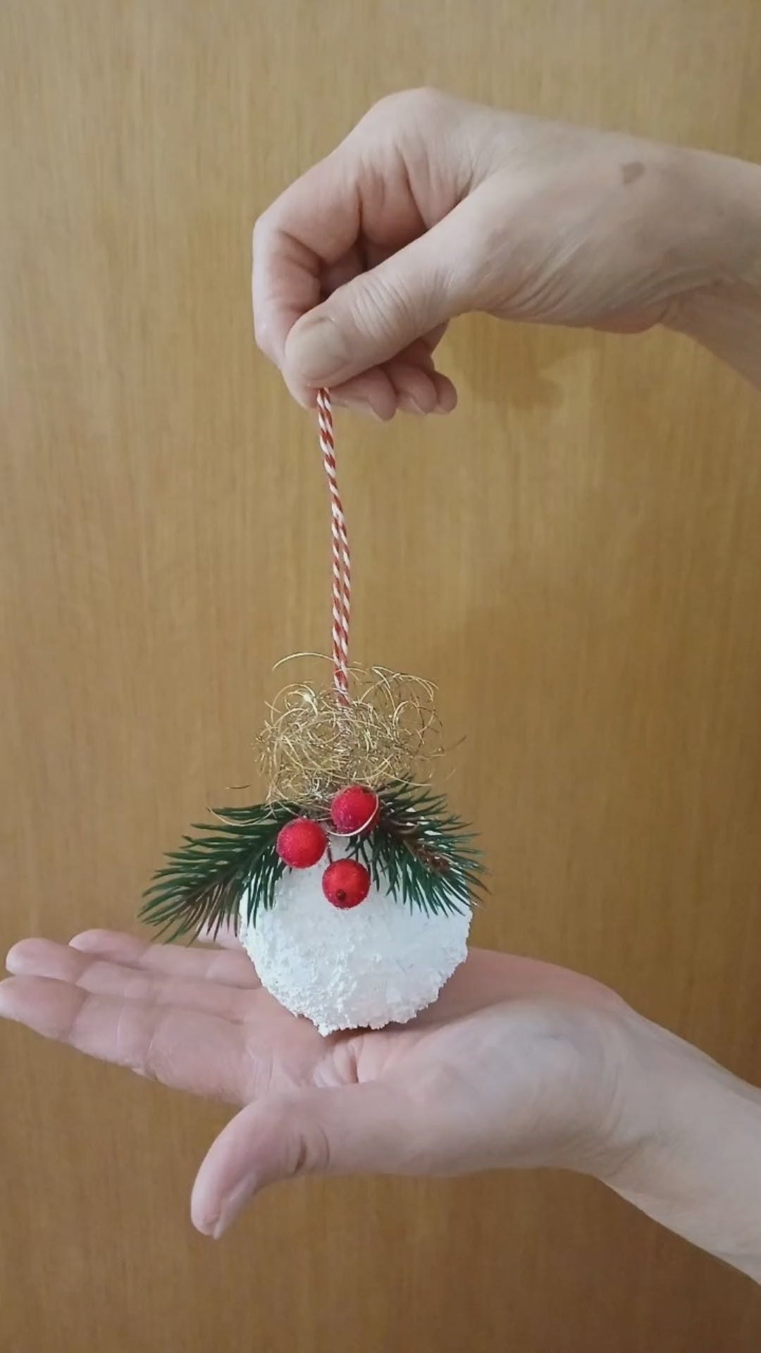 Winterliche Weihnachtskugeln Schneeball mit Tannenzweigen und roten Beeren im 2er Set – Frostige Christbaumkugeln für den Weihnachtsbaum