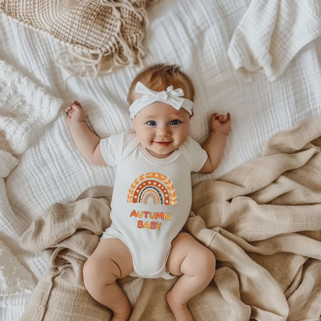 Liebevoller Herbstbaby-Strampler, Herbst-Strampler, Geburt im goldenen Herbst, Autumn Baby-Strampler, Strampler mit herbstlichen Regenbogen