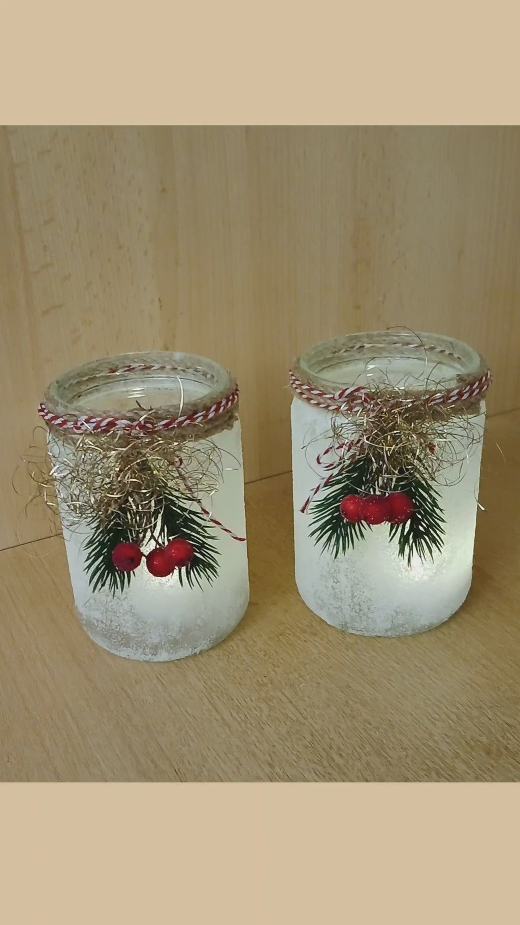 Elegantes Windlichtglas in Frostoptik mit Tannenzweigen, roten Beeren & Engelshaar – Frostige Winterdeko für Zuhause