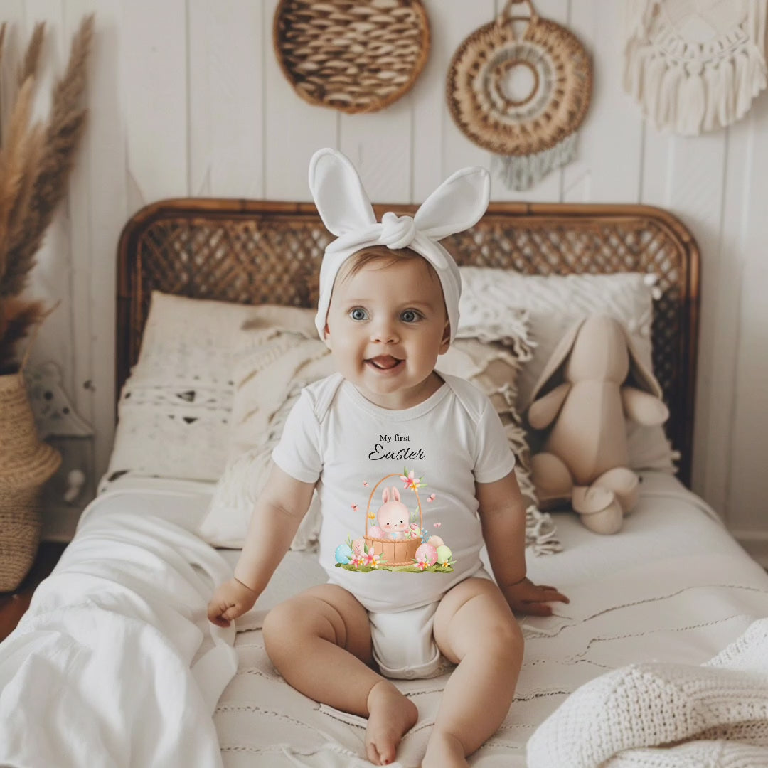 Erstes Ostern Baby Strampler, Baby Strampler mit buntem Design, My first Easter Strampler, Strampler mit Hasenmotiv, Baby Body Ostern