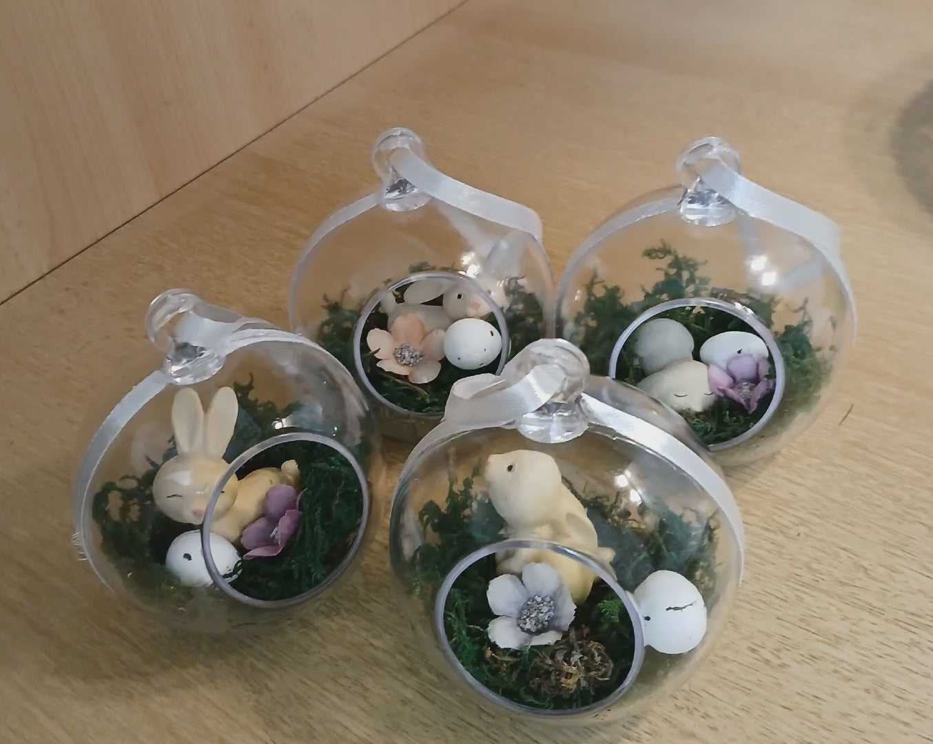 Befüllte Acrylkugeln für Ostern mit süßen Hasen-Figuren – Frühlingshafte Osterdekoration mit Moos, Hase, Deko-Ei und Blüten