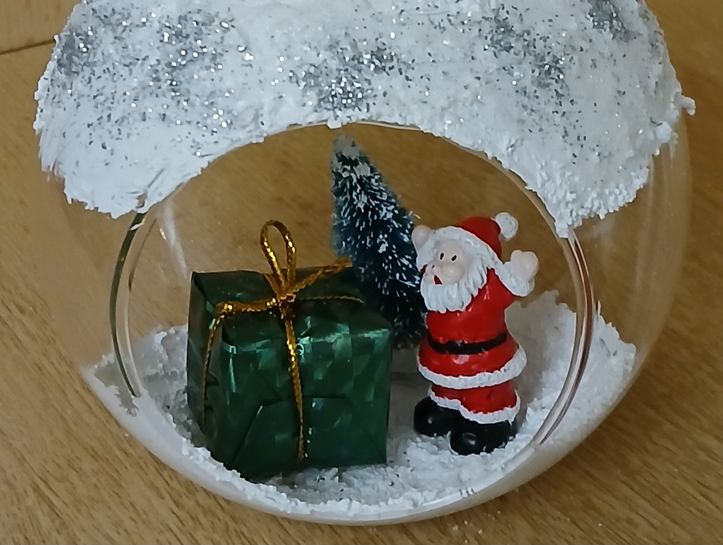 Winterliche Windlichtkugel mit Weihnachtsmann, Tannenbaum & Geschenkpaket – Stimmungsvolle Weihnachtsdeko