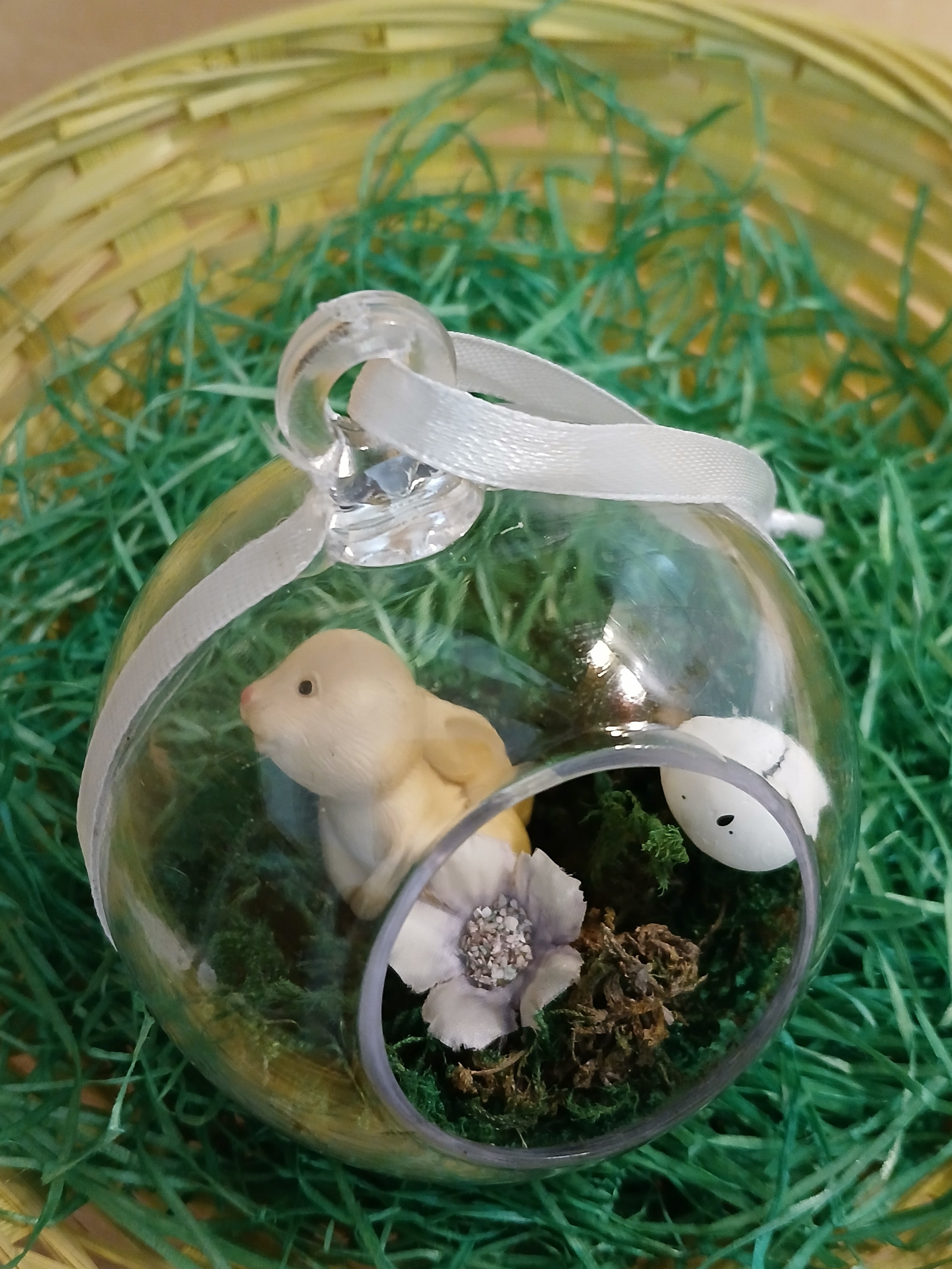 Befüllte Acrylkugeln für Ostern mit süßen Hasen-Figuren – Frühlingshafte Osterdekoration mit Moos, Hase, Deko-Ei und Blüten