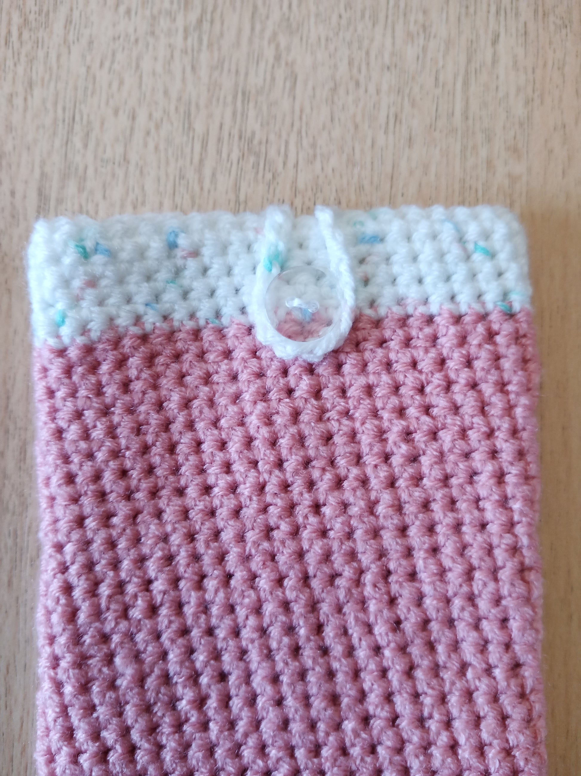 Handgehäkelte Handyhülle mit praktischem Knopfverschluss – 10 x 16 cm – in verschiedenen Farben klein