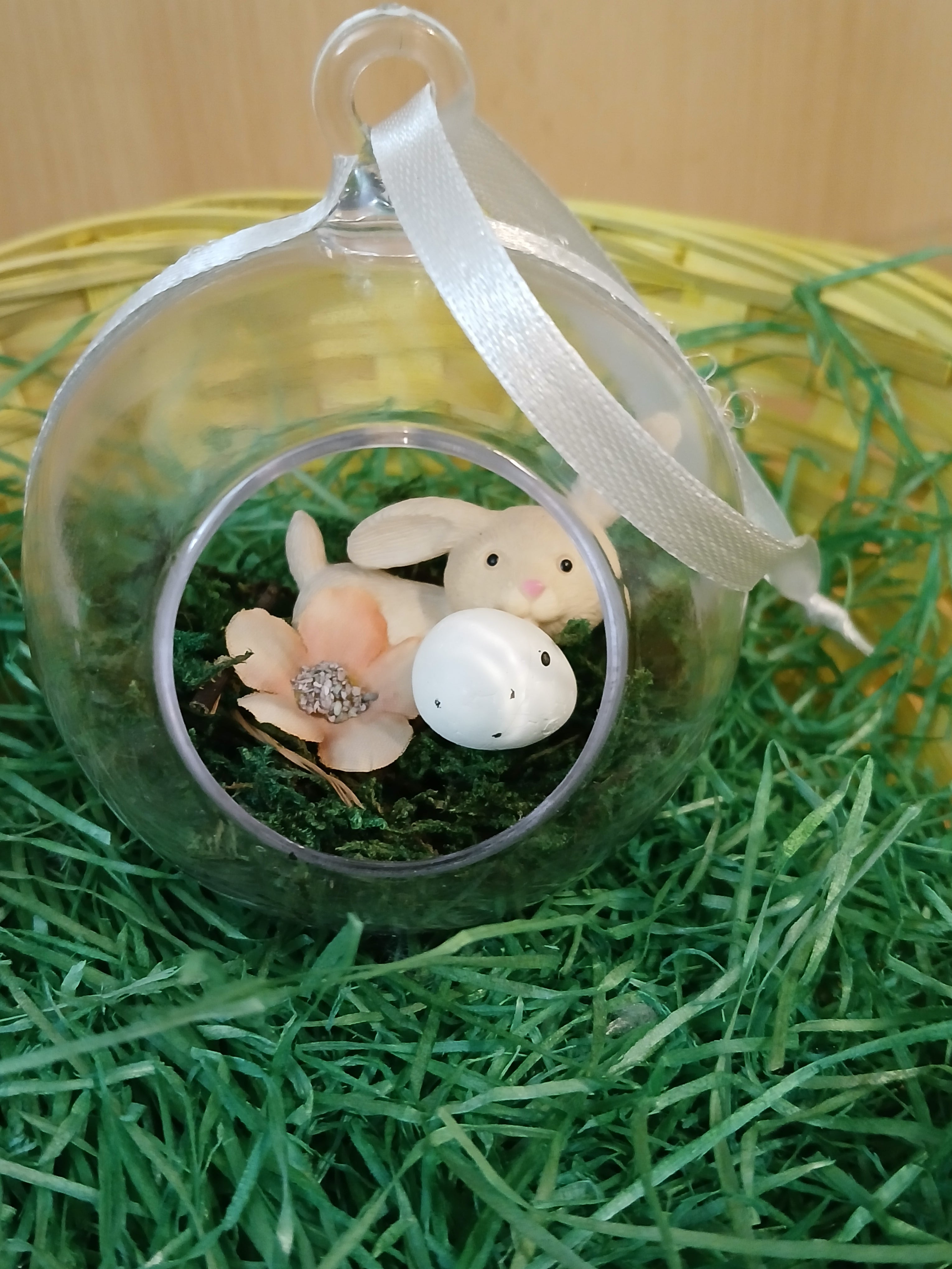 Befüllte Acrylkugeln für Ostern mit süßen Hasen-Figuren – Frühlingshafte Osterdekoration mit Moos, Hase, Deko-Ei und Blüten