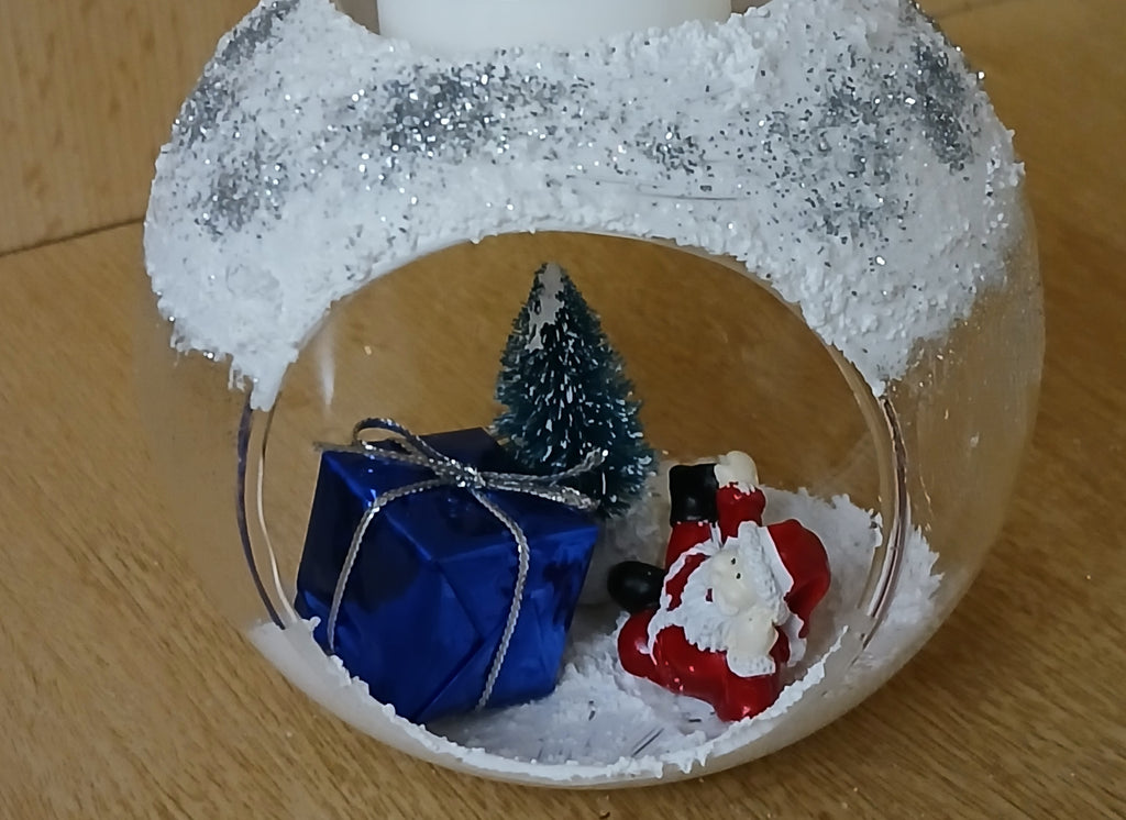 Winterliche Windlichtkugel mit Weihnachtsmann, Tannenbaum & Geschenkpaket – Stimmungsvolle Weihnachtsdeko