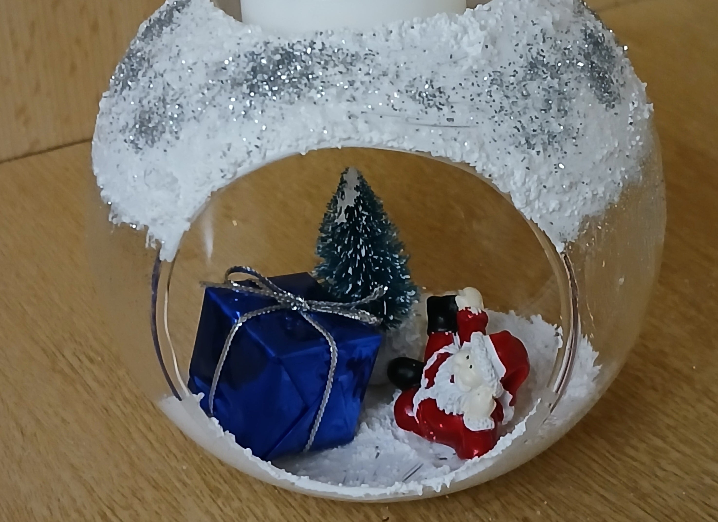 Winterliche Windlichtkugel mit Weihnachtsmann, Tannenbaum & Geschenkpaket – Stimmungsvolle Weihnachtsdeko